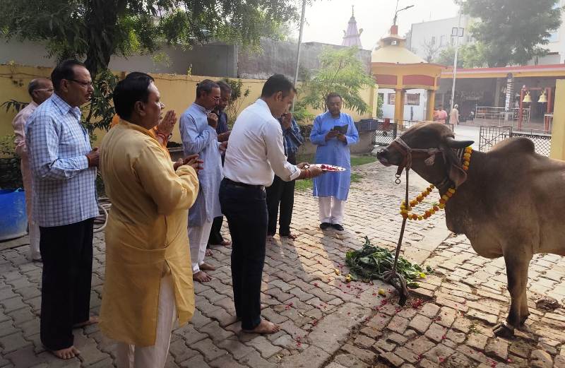 अलीगंज स्थित विन्ध्येश्वरी मंदिर में गौ पूजन करते संघ कार्यकर्ता फोटो अलीगंज स्थित विन्ध्येश्वरी मंदिर में गौ पूजन करते संघ कार्यकर्ता फोटो
