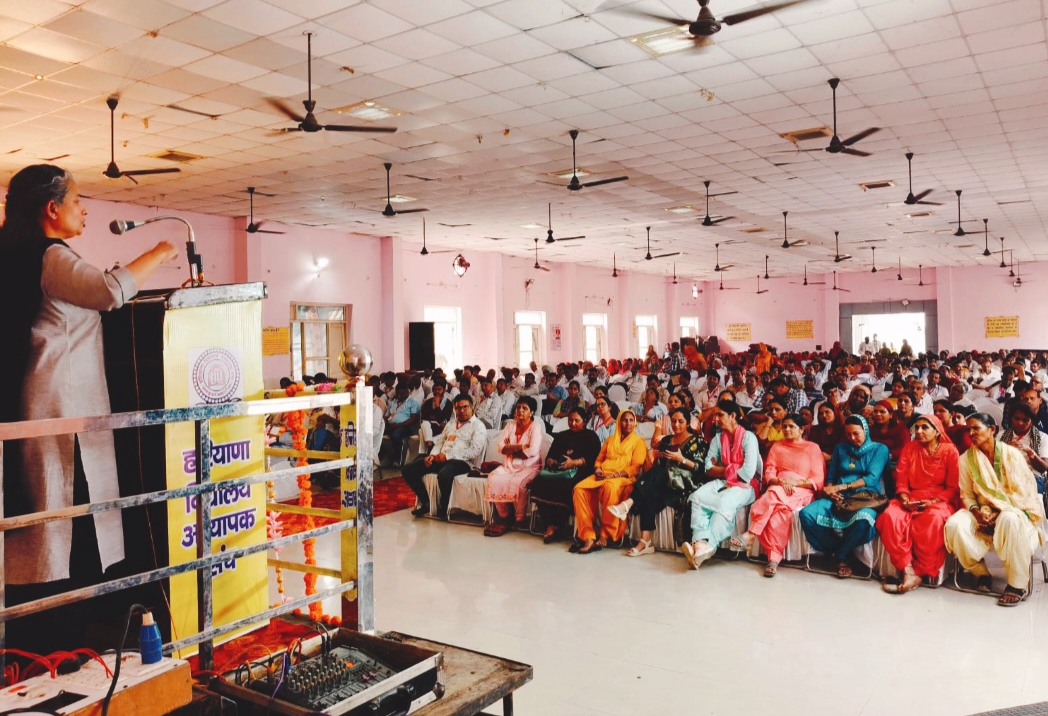 सम्मेलन में बोलते हुए महिला अध्यापक नेता और मौजूद अध्यापक सम्मेलन में बोलते हुए महिला अध्यापक नेता और मौजूद अध्यापक