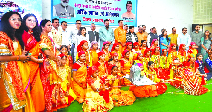 दीप प्रज्जवलित कर कार्यक्रम का शुभारम्भ करते हुए