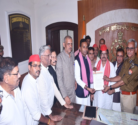 अपर पुलिस आयुक्त कानपुर विपिन मिश्रा को ज्ञापन सौपते सपा कार्यकर्ताओं की फोटो