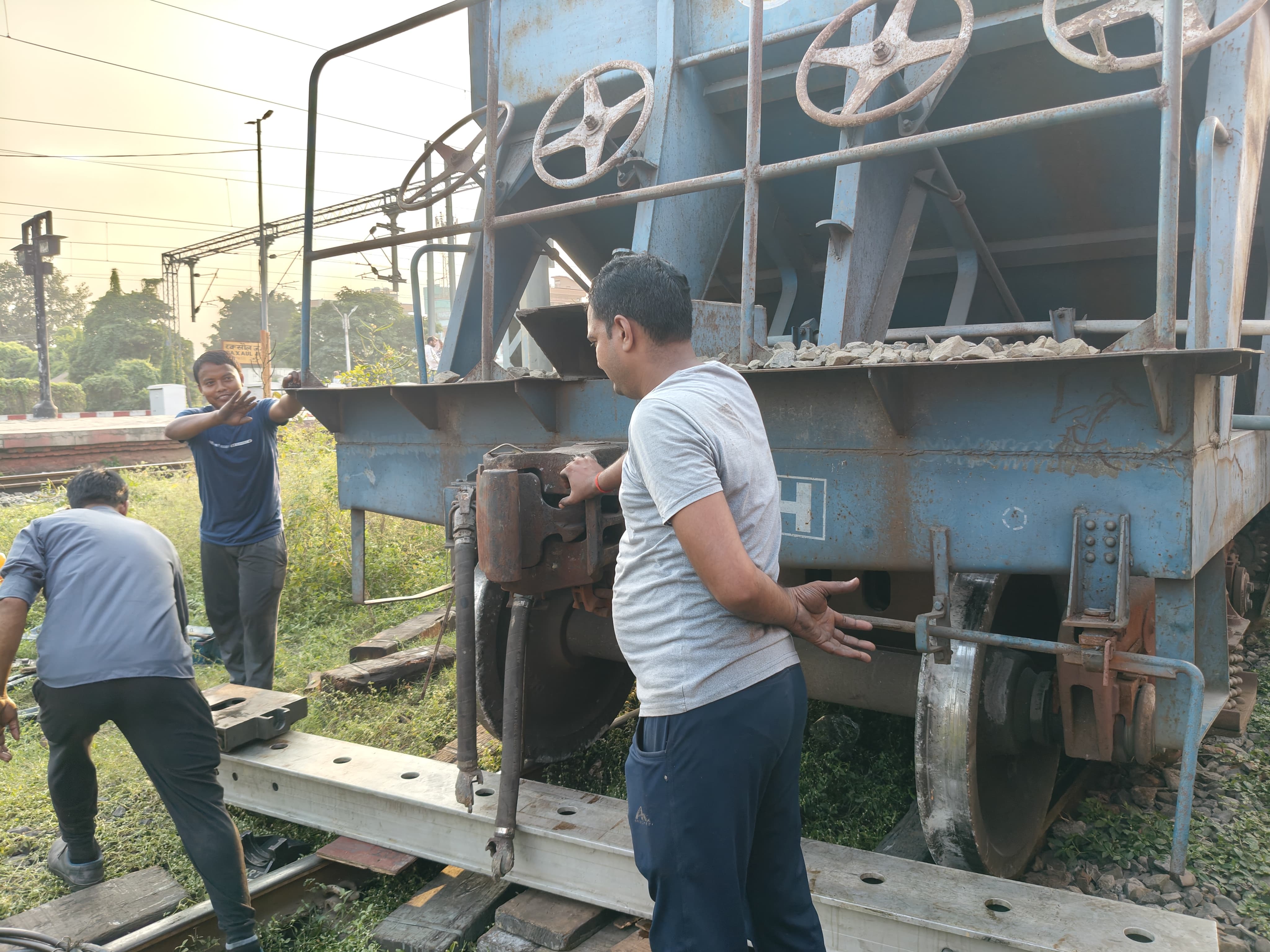 बेपटरी हुई मालगाड़ी बेपटरी हुई मालगाड़ी