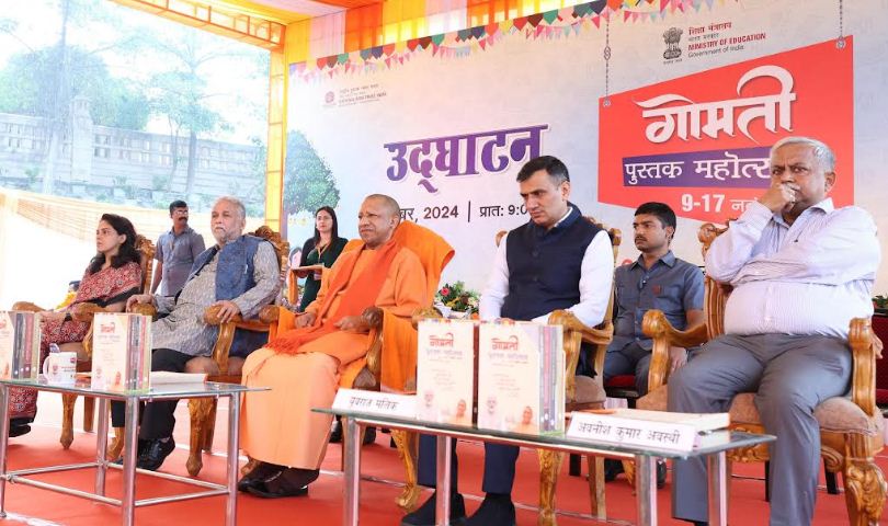 गोमती पुस्तक मेले में कर्नल युवराज मलिक गोमती पुस्तक मेले में कर्नल युवराज मलिक