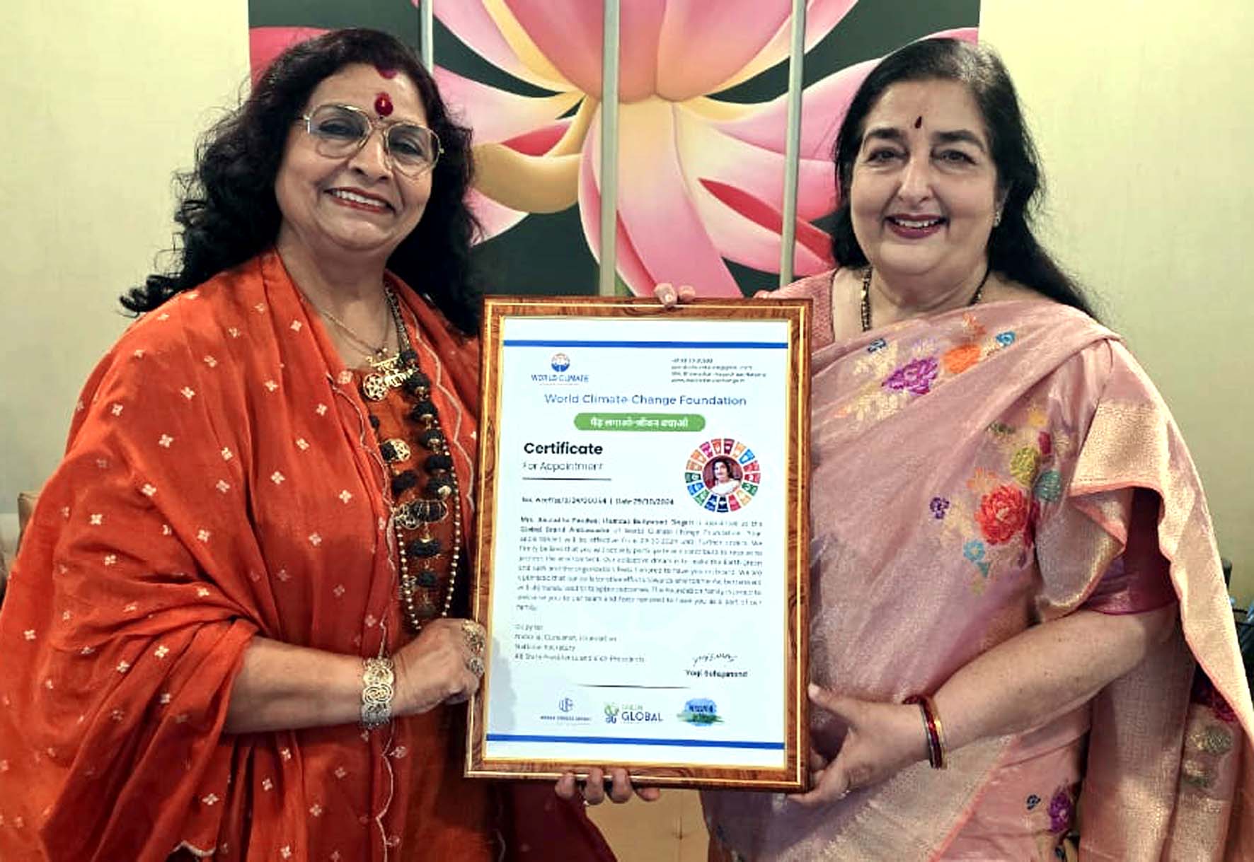 बॉलीवुड गायिका अनुराधा पौडवाल से मिलतीं स्पिरिचुअल हीलर एवं मैयड़ स्थित सिद्ध महामृत्युंजय योग एवं ज्योतिष अनुसंधान केंद्र की चेयरपर्सन सद्गुरु मां उषा।
