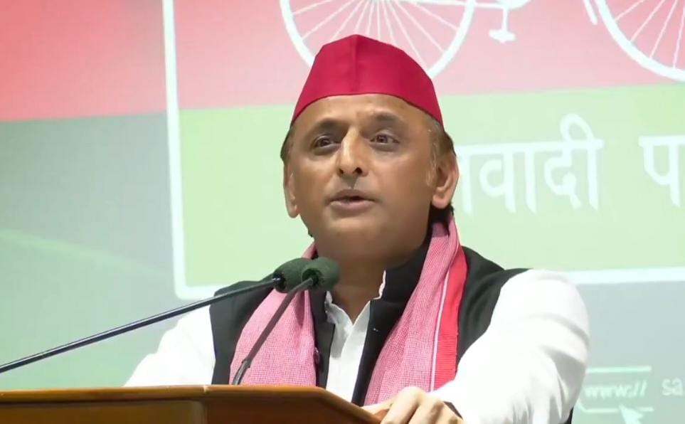 अखिलेश यादव बोलते हुए अखिलेश यादव बोलते हुए