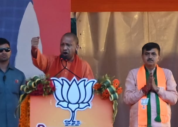 सीसामऊ जनसभा को संबोधित करते मुख्यमंत्री योगी आदित्यनाथ सीसामऊ जनसभा को संबोधित करते मुख्यमंत्री योगी आदित्यनाथ