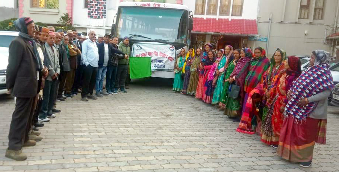 दूसरे यात्री दल को हरी झंडी दिखाकर बद्रीनाथ की यात्रा के लिये रवाना करते जिला पर्यटन अधिकारी अतुल भंडारी। दूसरे यात्री दल को हरी झंडी दिखाकर बद्रीनाथ की यात्रा के लिये रवाना करते जिला पर्यटन अधिकारी अतुल भंडारी।