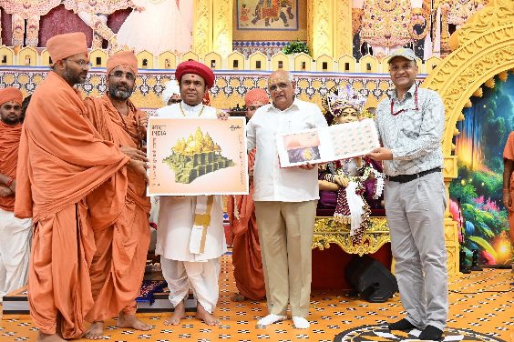 वड़ताल में मनाए जा रहे लक्ष्मीनारायण देव द्विशताब्दी महोत्सव में शनिवार को वड़ताल द्विशताब्दी महोत्सव पर पांच रुपए की डाक टिकट का विमोचन करते मुख्यमंत्री भूपेन्द्र पटेल एवं आचार्य राकेश प्रसाद महाराज। वड़ताल में मनाए जा रहे लक्ष्मीनारायण देव द्विशताब्दी महोत्सव में शनिवार को वड़ताल द्विशताब्दी महोत्सव पर पांच रुपए की डाक टिकट का विमोचन करते मुख्यमंत्री भूपेन्द्र पटेल एवं आचार्य राकेश प्रसाद महाराज।