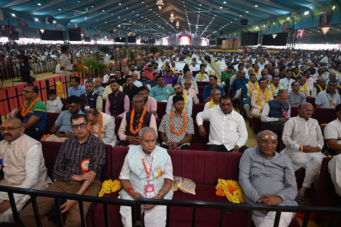वड़ताल में मनाए जा रहे लक्ष्मीनारायण देव द्विशताब्दी महोत्सव में मौजूद हरिभक्त। वड़ताल में मनाए जा रहे लक्ष्मीनारायण देव द्विशताब्दी महोत्सव में मौजूद हरिभक्त।