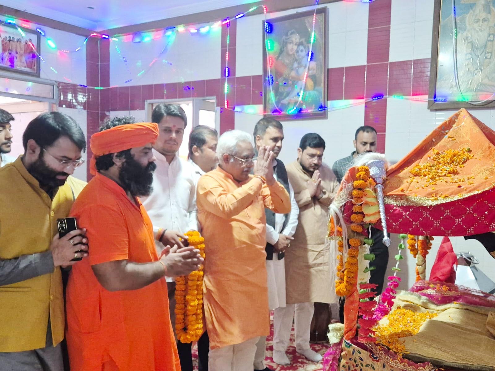 श्रद्धांजलि देते मदन कौशिक व अन्य श्रद्धांजलि देते मदन कौशिक व अन्य