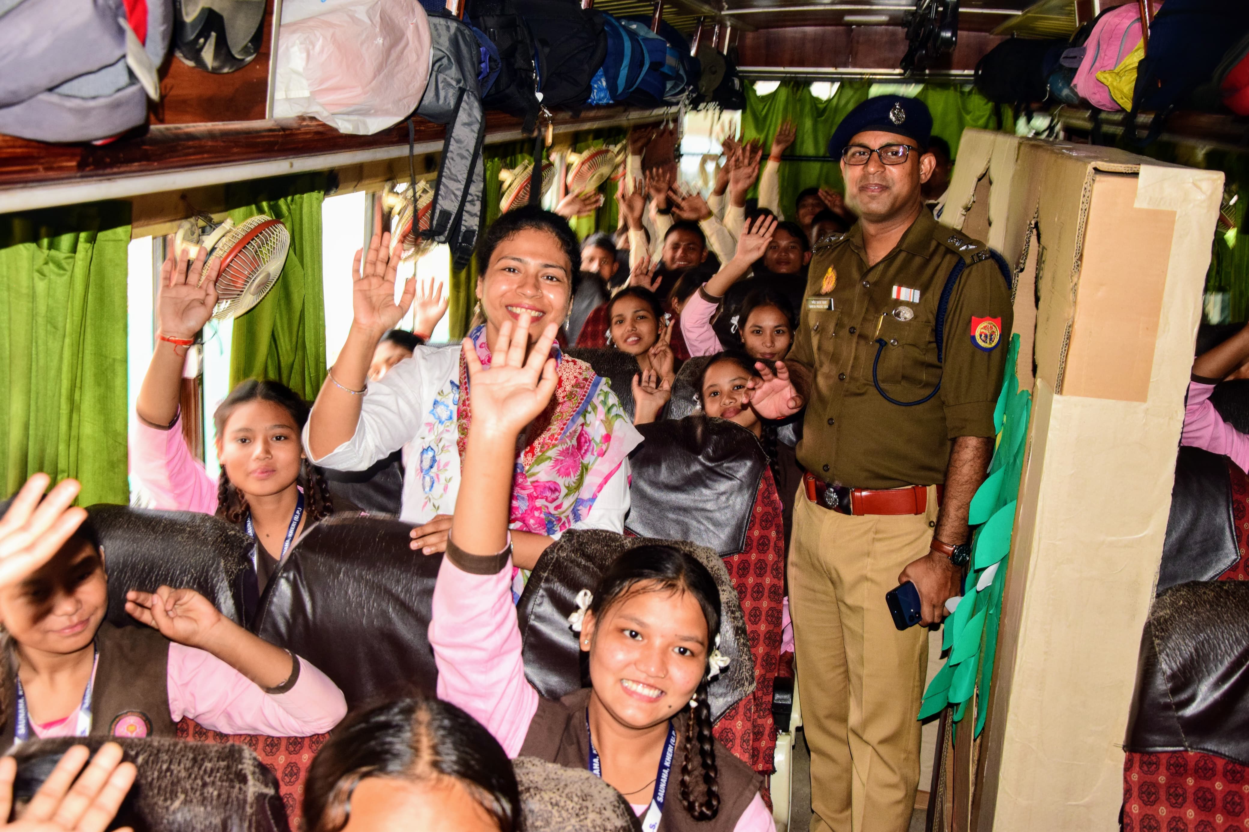 कला उत्सव के लिए थारू जनजाति समाज के 54 विद्यार्लेंथियों का दल खीरी से रवाना कला उत्सव के लिए थारू जनजाति समाज के 54 विद्यार्लेंथियों का दल खीरी से रवाना