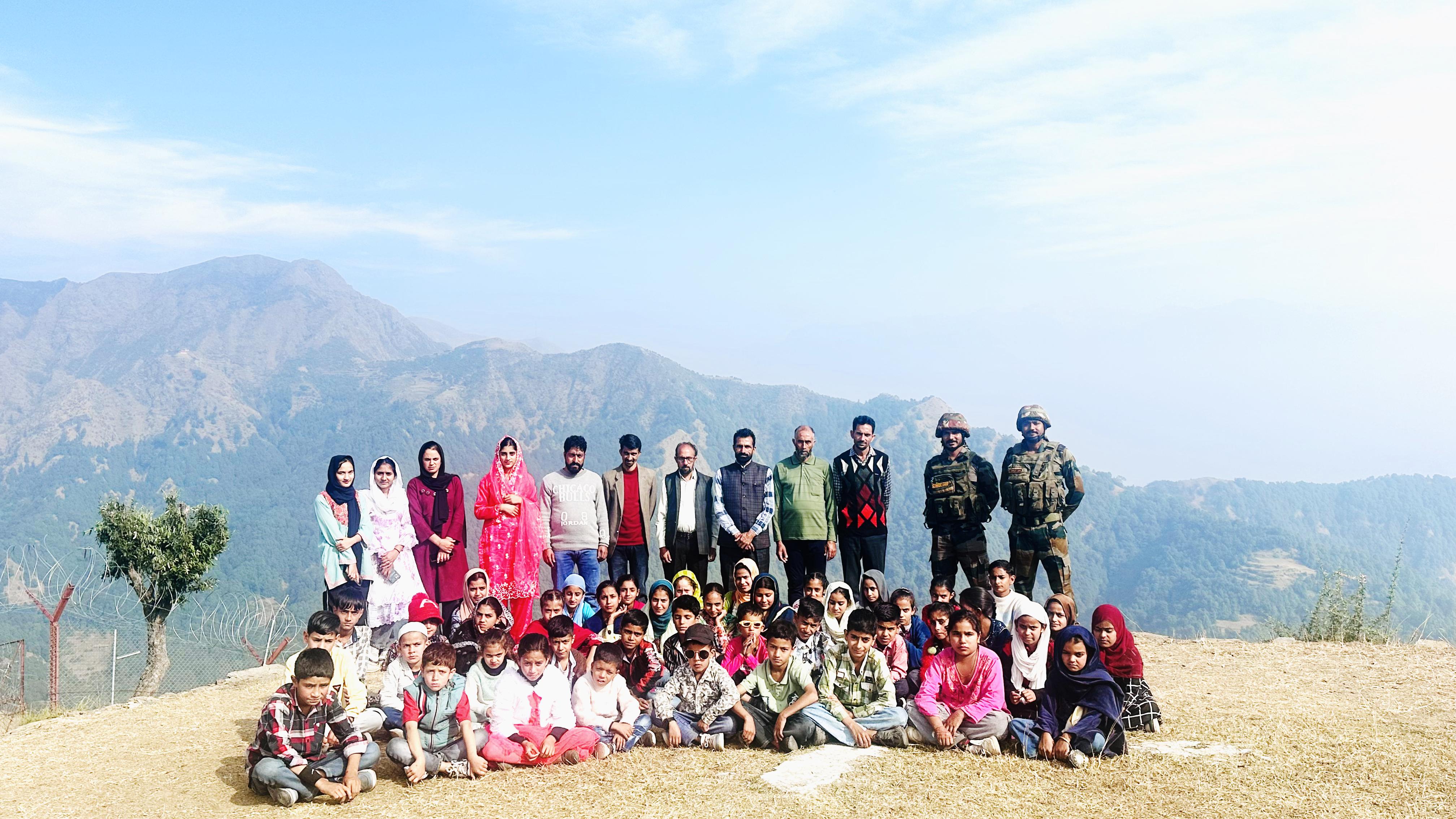 भारतीय सेना ने स्कूली छात्रों के लिए पिकनिक का आयोजन किया भारतीय सेना ने स्कूली छात्रों के लिए पिकनिक का आयोजन किया