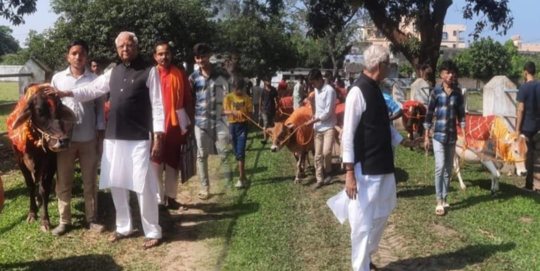 भूतनाथ गौशाला शिव मंदिर स्थित गौशाला में गौ माता की हुई पूजा भूतनाथ गौशाला शिव मंदिर स्थित गौशाला में गौ माता की हुई पूजा