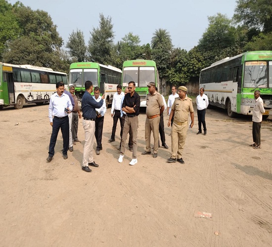 कानपुर के विकास नगर डिपो का निरीक्षण करते हुए उप्र रोडवेज के प्रबंध निदेशक का छाया चित्र कानपुर के विकास नगर डिपो का निरीक्षण करते हुए उप्र रोडवेज के प्रबंध निदेशक का छाया चित्र