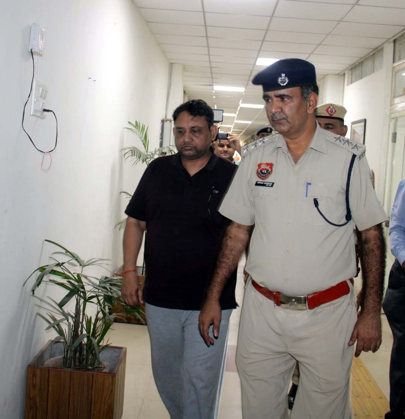कुलभूषण बंसल को अदालत में पेश करने ले जाती पुलिस। कुलभूषण बंसल को अदालत में पेश करने ले जाती पुलिस।