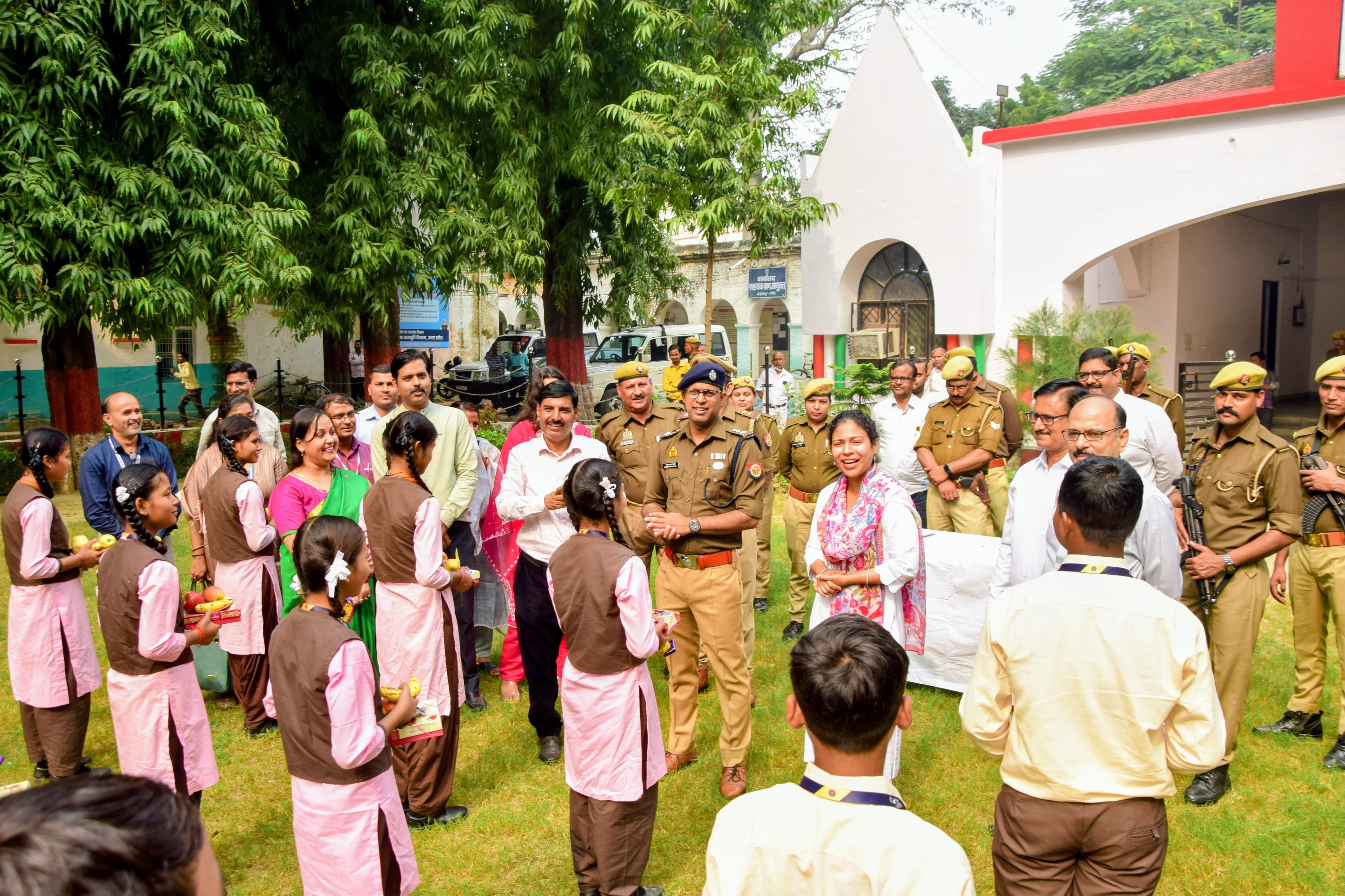 कला उत्सव के लिए थारू जनजाति समाज के 54 विद्यार्लेंथियों का दल खीरी से रवाना कला उत्सव के लिए थारू जनजाति समाज के 54 विद्यार्लेंथियों का दल खीरी से रवाना