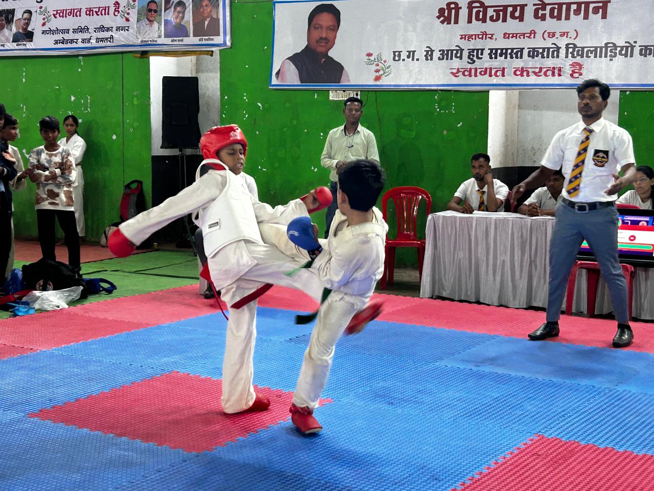 कराते प्रतियोगिता के दौरान प्रदर्शन करते हुए नन्हें प्रतिभागी।