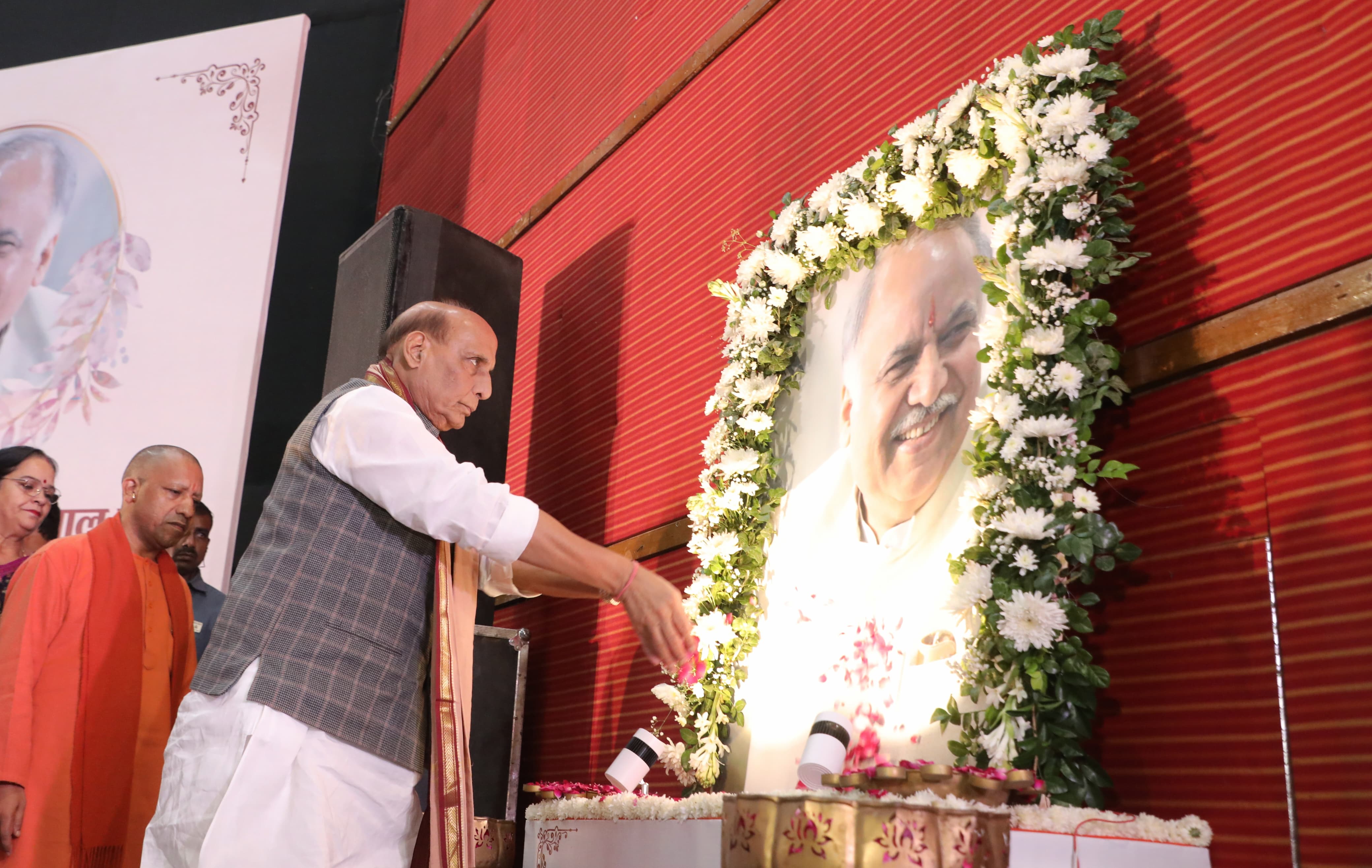 गोपाल टंडन के चित्र पर पुष्पांजलि अर्पित करते राजनाथ सिंह गोपाल टंडन के चित्र पर पुष्पांजलि अर्पित करते राजनाथ सिंह