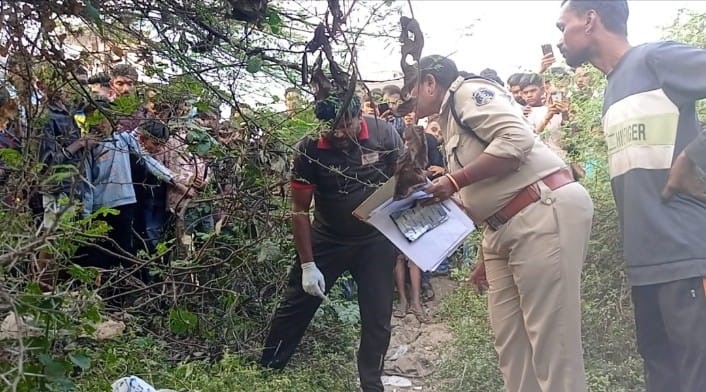 नवजात शिशु के शव को देखती पुलिस व लोगों की भीड़। नवजात शिशु के शव को देखती पुलिस व लोगों की भीड़।