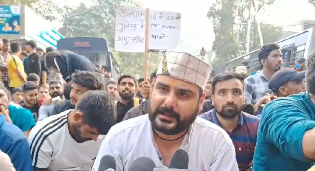 प्रदर्शन के बीच मीडिया से बातचीत करते उत्तराखंड बेरोजगार संघ के अध्यक्ष बॉबी पवार। प्रदर्शन के बीच मीडिया से बातचीत करते उत्तराखंड बेरोजगार संघ के अध्यक्ष बॉबी पवार।