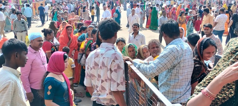 सीहोर में गोपाष्टमी पर कुबेरेश्वर महादेव मंदिर में दर्शन करने पहुंचे श्रद्धालु सीहोर में गोपाष्टमी पर कुबेरेश्वर महादेव मंदिर में दर्शन करने पहुंचे श्रद्धालु