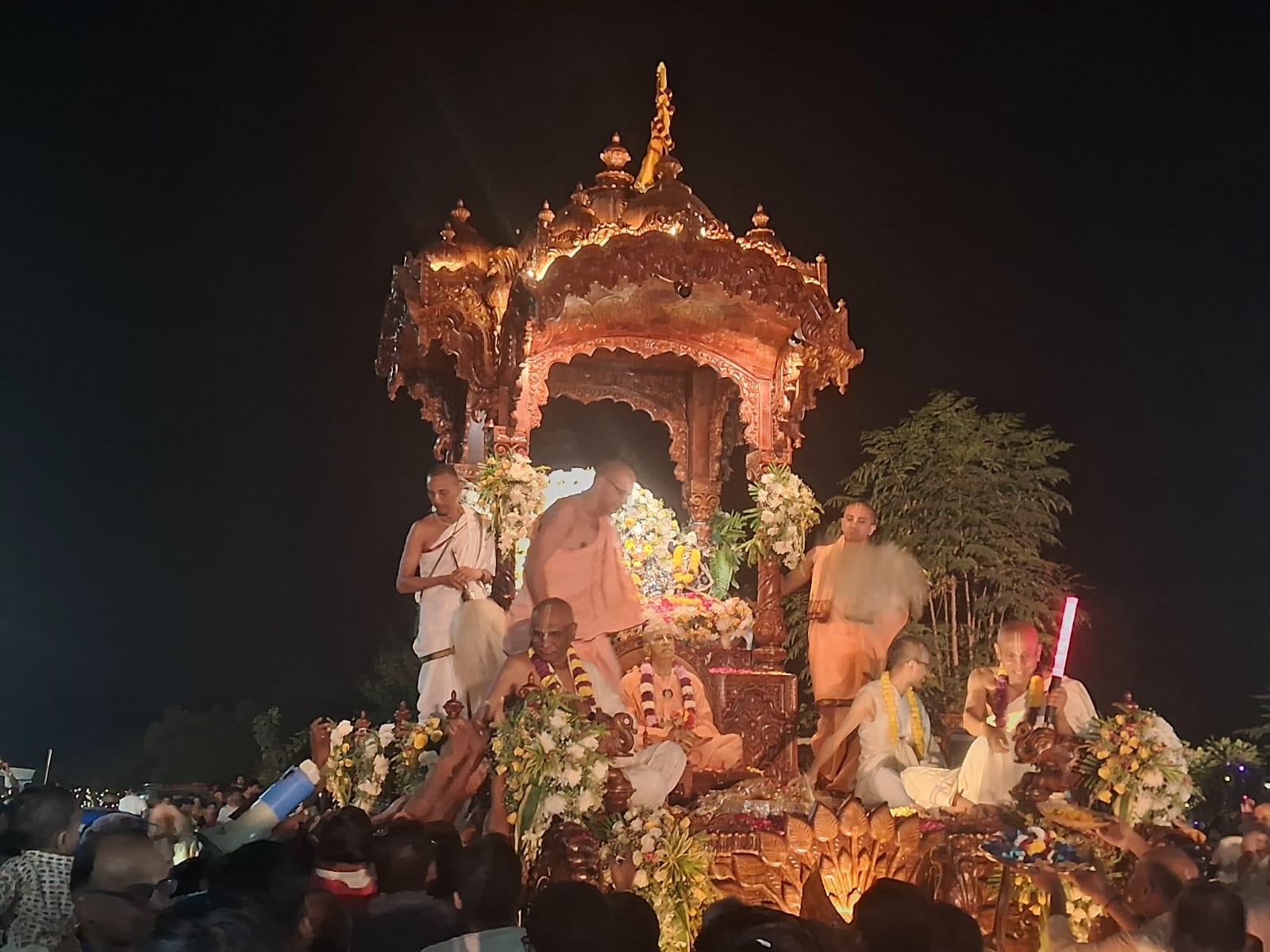 हरिनाम संकीर्तन के साथ राधा वृंदावन चन्द्र की शोभायात्रा का अलौकिक दृश्य हरिनाम संकीर्तन के साथ राधा वृंदावन चन्द्र की शोभायात्रा का अलौकिक दृश्य