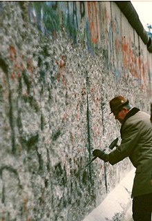 साल 1989 में बर्लिन की दीवार गिरा दी गई साल 1989 में बर्लिन की दीवार गिरा दी गई
