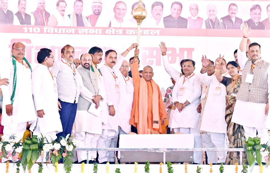 करहल की जनसभा में योगी करहल की जनसभा में योगी