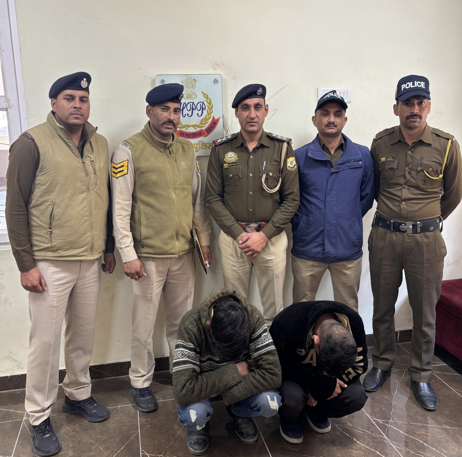 चरस तस्करी के आरोप में चरस तस्करी के आरोप में