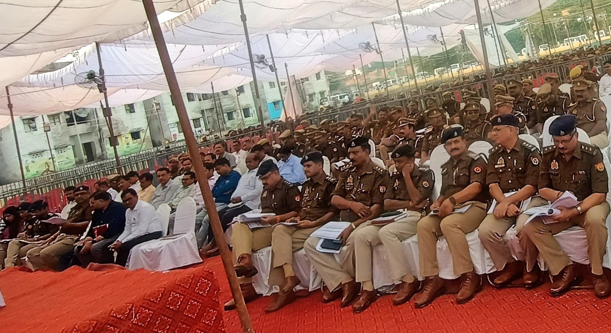 मुख्यमंत्री की सुरक्षा व्यवस्था को लेकर अधिकारियों की ब्रीफिंग करते अधिकारी मुख्यमंत्री की सुरक्षा व्यवस्था को लेकर अधिकारियों की ब्रीफिंग करते अधिकारी