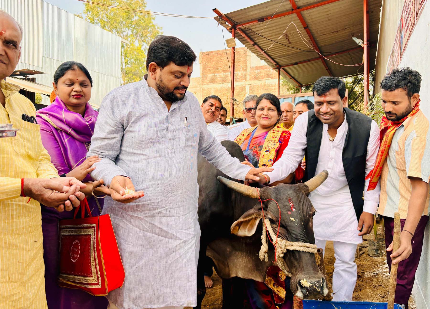 फोटो नंबर-04: गुरुग्राम के गांव गाड़ौली खुर्द स्थित माधव गौसेवा धाम में गोपाष्टमी पर्व पर गौमाता का पूजन करे नवीन गोयल व गौसेवा धाम के पदाधिकारी, सदस्य। फोटो नंबर-04: गुरुग्राम के गांव गाड़ौली खुर्द स्थित माधव गौसेवा धाम में गोपाष्टमी पर्व पर गौमाता का पूजन करे नवीन गोयल व गौसेवा धाम के पदाधिकारी, सदस्य।