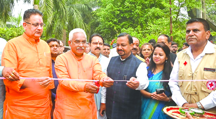 दीप प्रज्जवलित कर कार्यक्रम का शुभारम्भ करते हुए