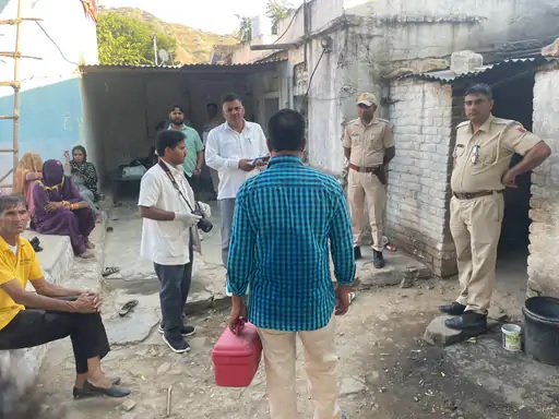 मौके पर मौजूद एफएसएल टीम मौके पर मौजूद एफएसएल टीम