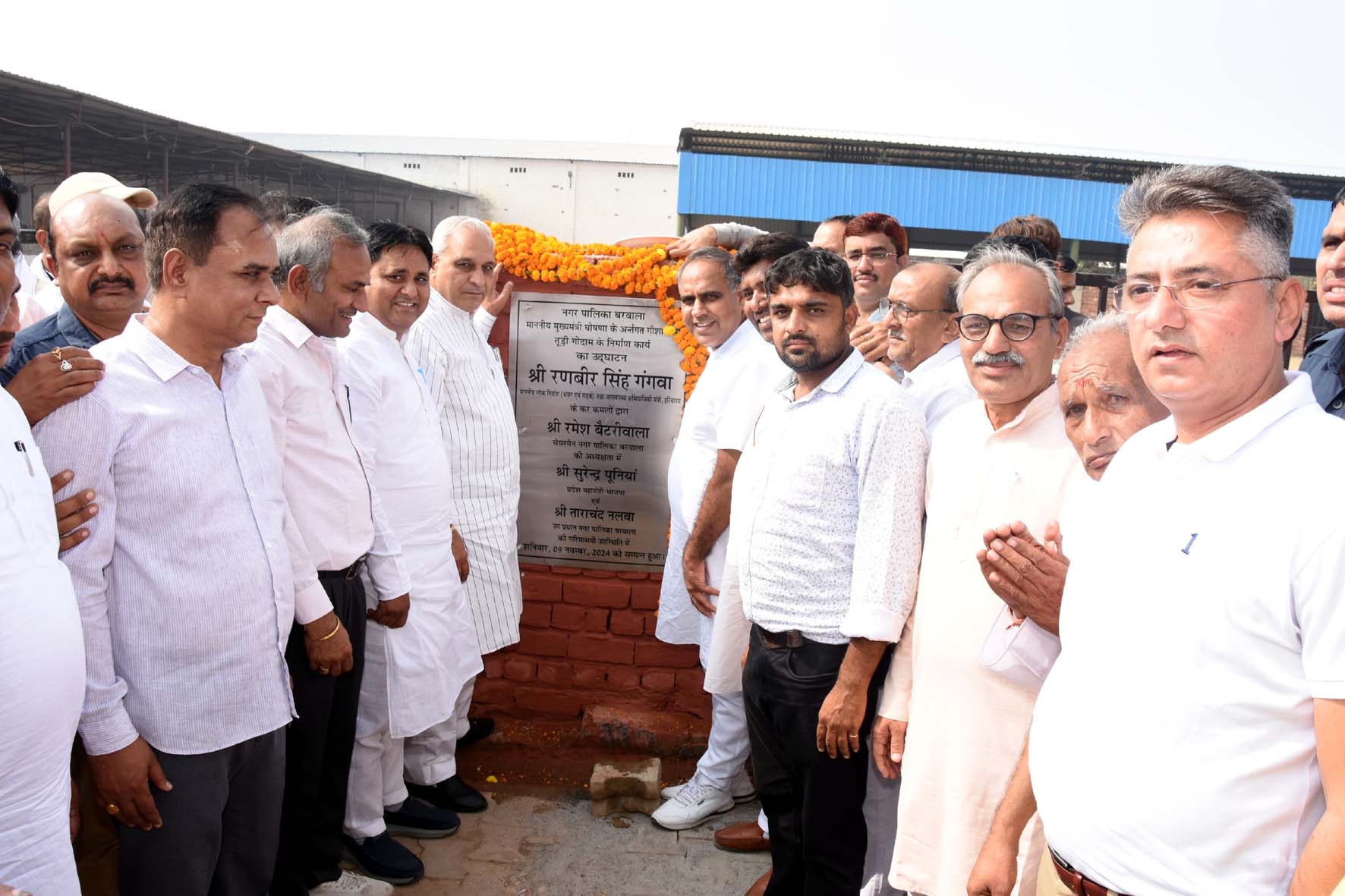 तूड़ी गोदाम के निर्माण कार्य का उद्घाटन करते लोक निर्माण एवं जनस्वास्थ्य अभियांत्रिकी मंत्री रणबीर गंगवा।