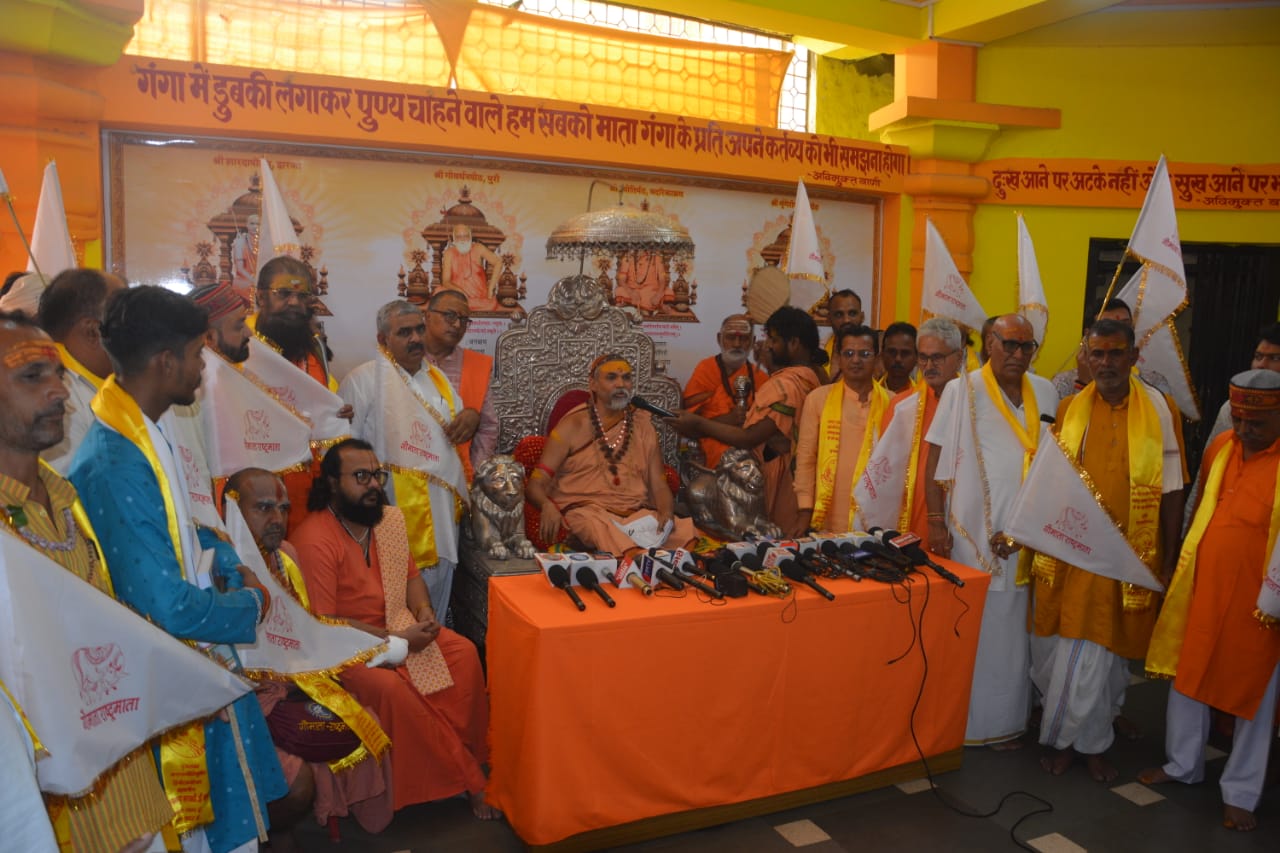 शंकराचार्य अविमुक्तेश्वरानंद पत्रकारों से बातचीत करते हुए: फोटो बच्चा गुप्ता शंकराचार्य अविमुक्तेश्वरानंद पत्रकारों से बातचीत करते हुए: फोटो बच्चा गुप्ता