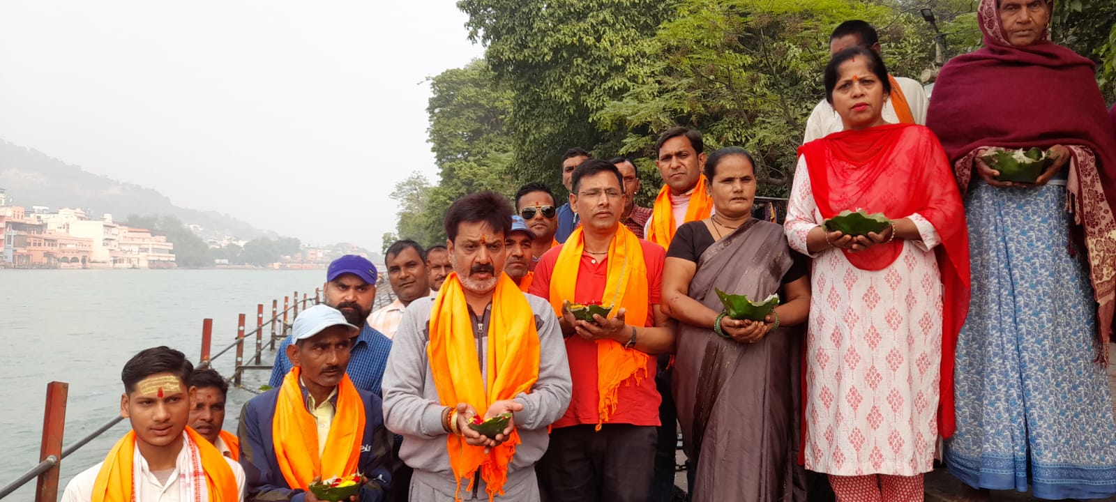 गंगा में दीपदान करते हुए संजय चोपड़ा गंगा में दीपदान करते हुए संजय चोपड़ा