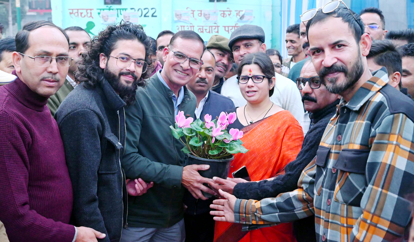 डीएम वंदना सिंह को सम्मानित करते भवाली के व्यापारी। डीएम वंदना सिंह को सम्मानित करते भवाली के व्यापारी।