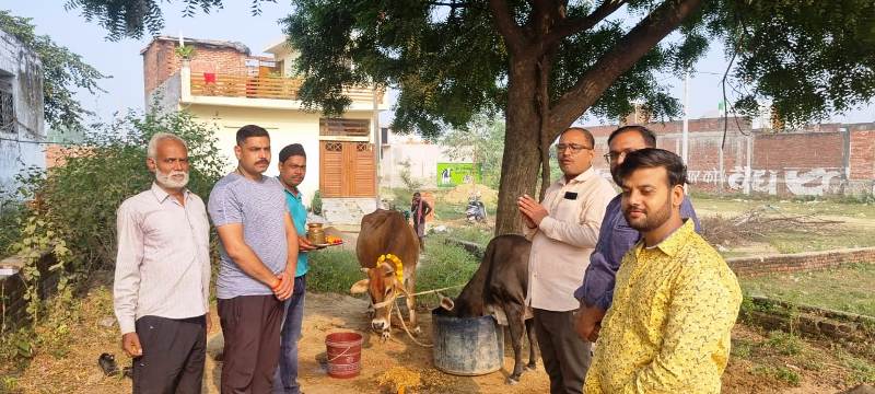 कोटवां गांव में गौ पूजन करते संघ कार्यकर्ता फोटो कोटवां गांव में गौ पूजन करते संघ कार्यकर्ता फोटो