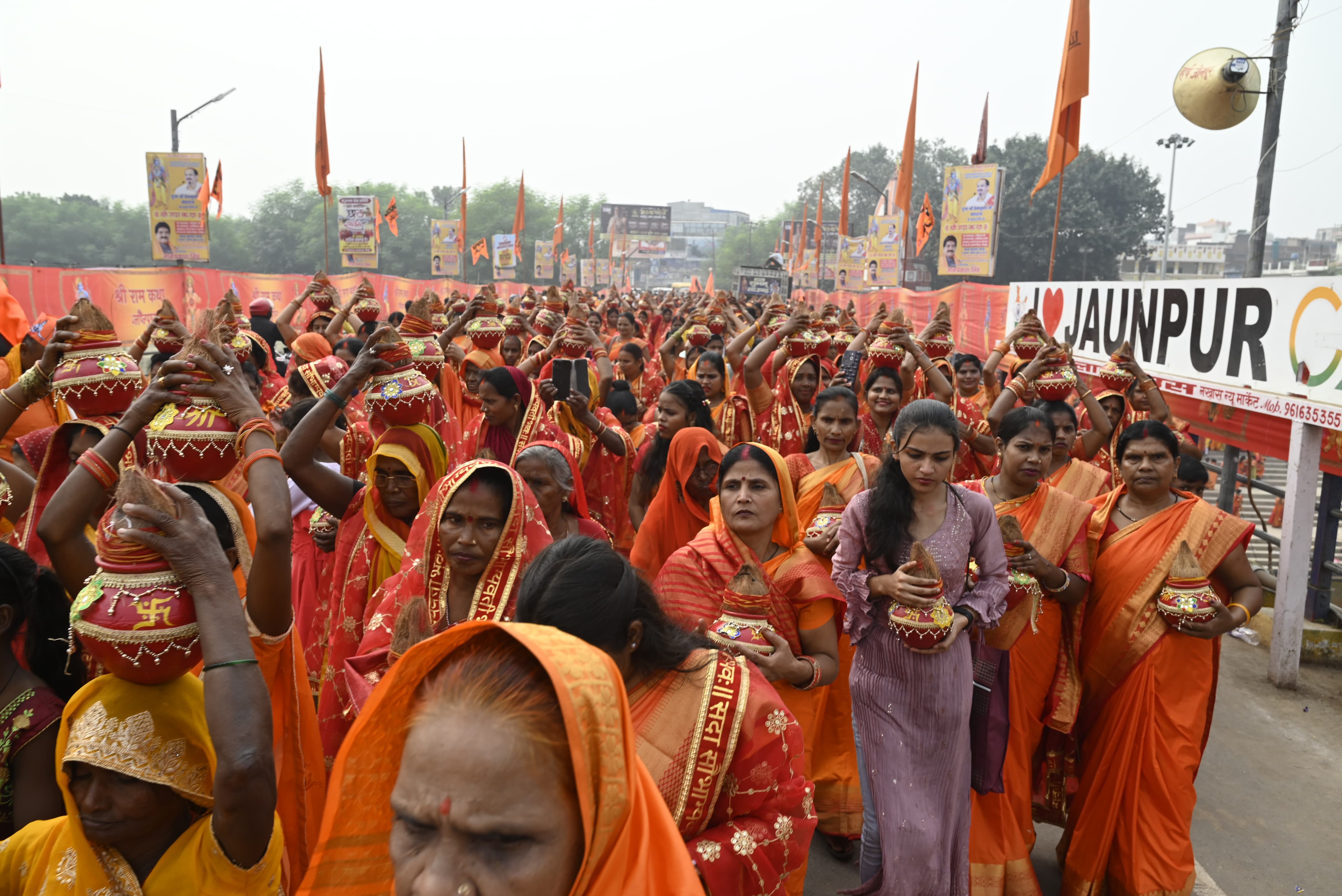 राम कथा को लेकर निकाली गई भव्य कलश यात्रा, 5 हजार महिलाओं ने निकाली कलश यात्रा राम कथा को लेकर निकाली गई भव्य कलश यात्रा, 5 हजार महिलाओं ने निकाली कलश यात्रा