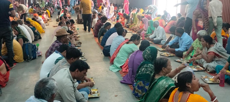 सीहोर में गोपाष्टमी पर कुबेरेश्वर महादेव मंदिर में श्रद्धालुओं ने प्रसादी ग्रहण की सीहोर में गोपाष्टमी पर कुबेरेश्वर महादेव मंदिर में श्रद्धालुओं ने प्रसादी ग्रहण की