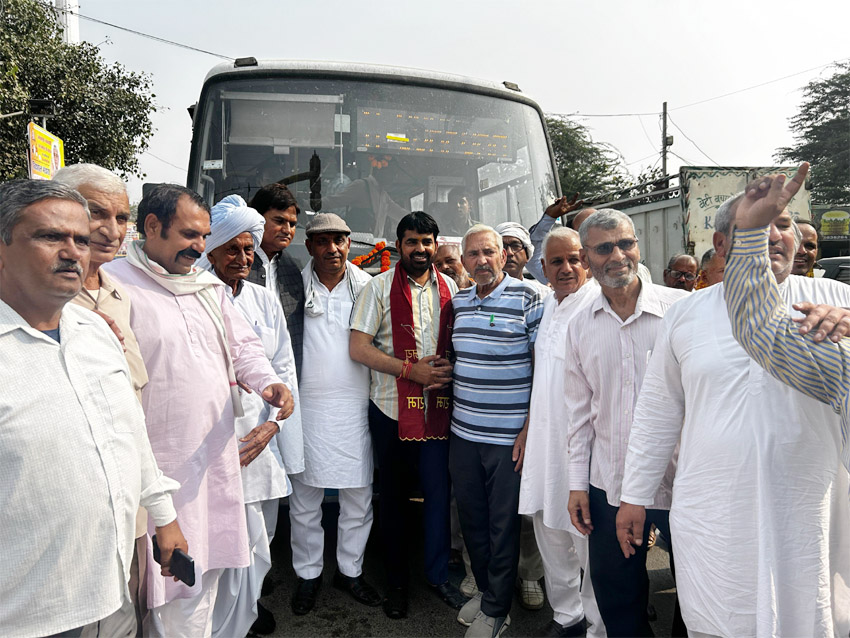 9 Snp- 8 सोनीपत: खरखौदा के विधायक पवन खरखौदा औचंदी बॉर्डर से हरियाणा रोडवेज की बस सेवा का शुभारंभ करते हुए। 9 Snp- 8 सोनीपत: खरखौदा के विधायक पवन खरखौदा औचंदी बॉर्डर से हरियाणा रोडवेज की बस सेवा का शुभारंभ करते हुए।