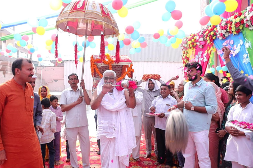 9 Snp- 6 सोनीपत: मंदिर के प्रांगण से निकाली गई शोभा यात्रा के दौरान पालकी उठाए हुए गोशाला समिति के संस्थापक श्यामदास महाराज। 9 Snp- 6 सोनीपत: मंदिर के प्रांगण से निकाली गई शोभा यात्रा के दौरान पालकी उठाए हुए गोशाला समिति के संस्थापक श्यामदास महाराज।