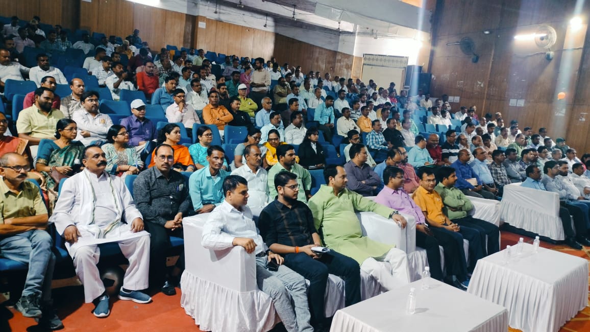 सोलर प्लांट से पर्यावरण व बिजली दोनों बचा सकते हैं- अवनीश कुमार सिंह जिलाधिकारी ने सोलर प्लांट की स्थापना के लिए किया संवाद सोलर प्लांट से पर्यावरण व बिजली दोनों बचा सकते हैं- अवनीश कुमार सिंह जिलाधिकारी ने सोलर प्लांट की स्थापना के लिए किया संवाद