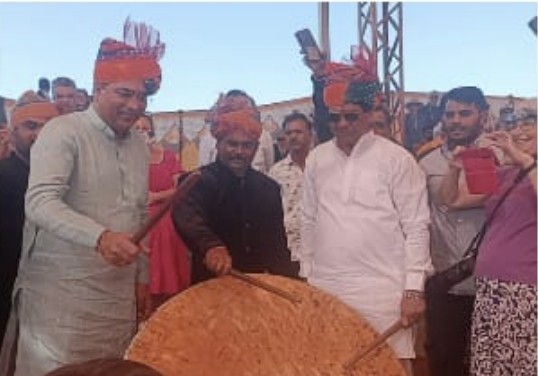 नगाड़ा वादन और झंडारोहण के साथ अंतराष्ट्रीय पुष्कर मेले का हुआ शुभारंभ नगाड़ा वादन और झंडारोहण के साथ अंतराष्ट्रीय पुष्कर मेले का हुआ शुभारंभ