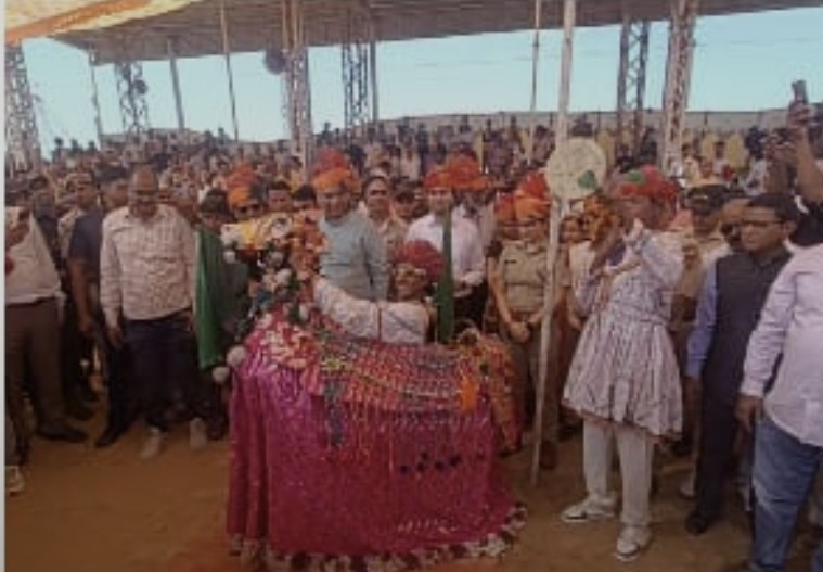 नगाड़ा वादन और झंडारोहण के साथ अंतराष्ट्रीय पुष्कर मेले का हुआ शुभारंभ नगाड़ा वादन और झंडारोहण के साथ अंतराष्ट्रीय पुष्कर मेले का हुआ शुभारंभ