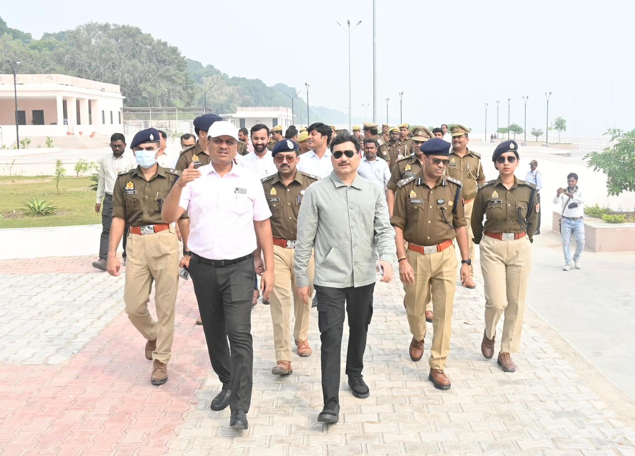 गंगा घाट का निरीक्षण करते पुलिस कमिश्नर व जिलाधिकारी: फोटो बच्चा गुप्ता गंगा घाट का निरीक्षण करते पुलिस कमिश्नर व जिलाधिकारी: फोटो बच्चा गुप्ता