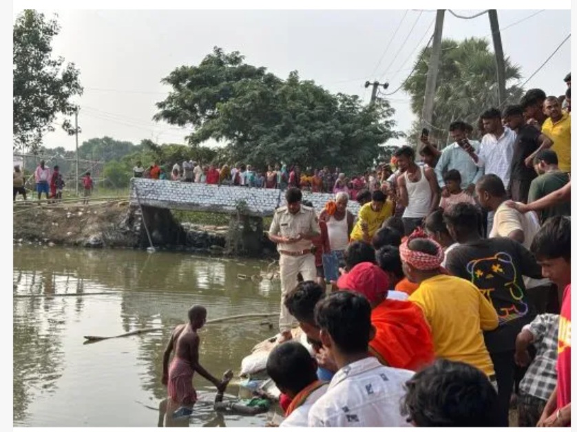 डुबे किशोर को निकालते मजदूर