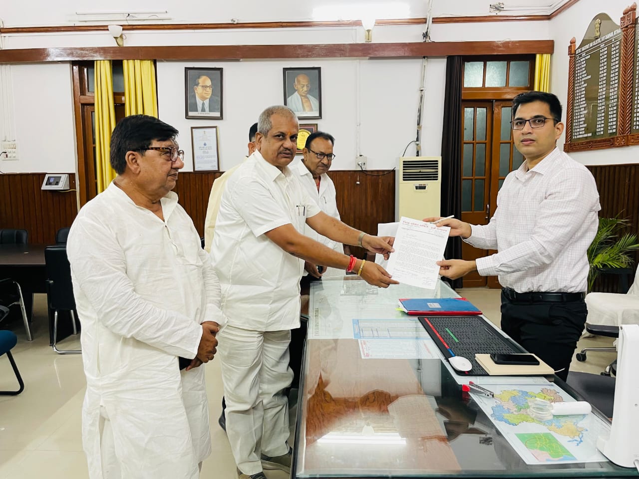 डीएम को ज्ञापन सौंपते कांग्रेस जिलाध्यक्ष शशिभूषण राय डीएम को ज्ञापन सौंपते कांग्रेस जिलाध्यक्ष शशिभूषण राय