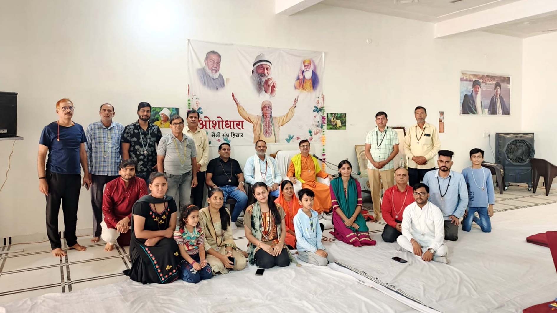 कौशिक नगर स्थित ध्यान केंद्र में साधना करते साधक। कौशिक नगर स्थित ध्यान केंद्र में साधना करते साधक।