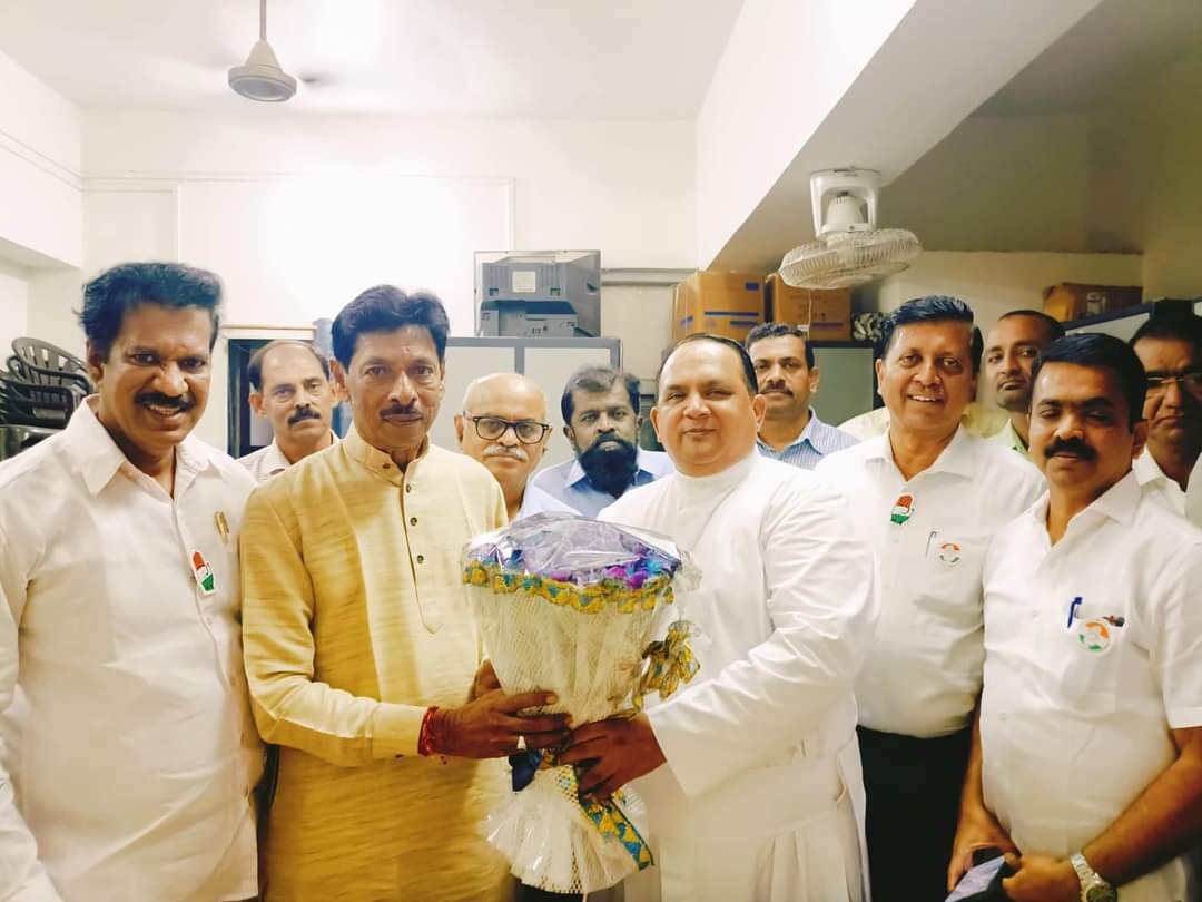 बिशप फादर का आशीर्वाद लेते विजय पाटिल। बिशप फादर का आशीर्वाद लेते विजय पाटिल।