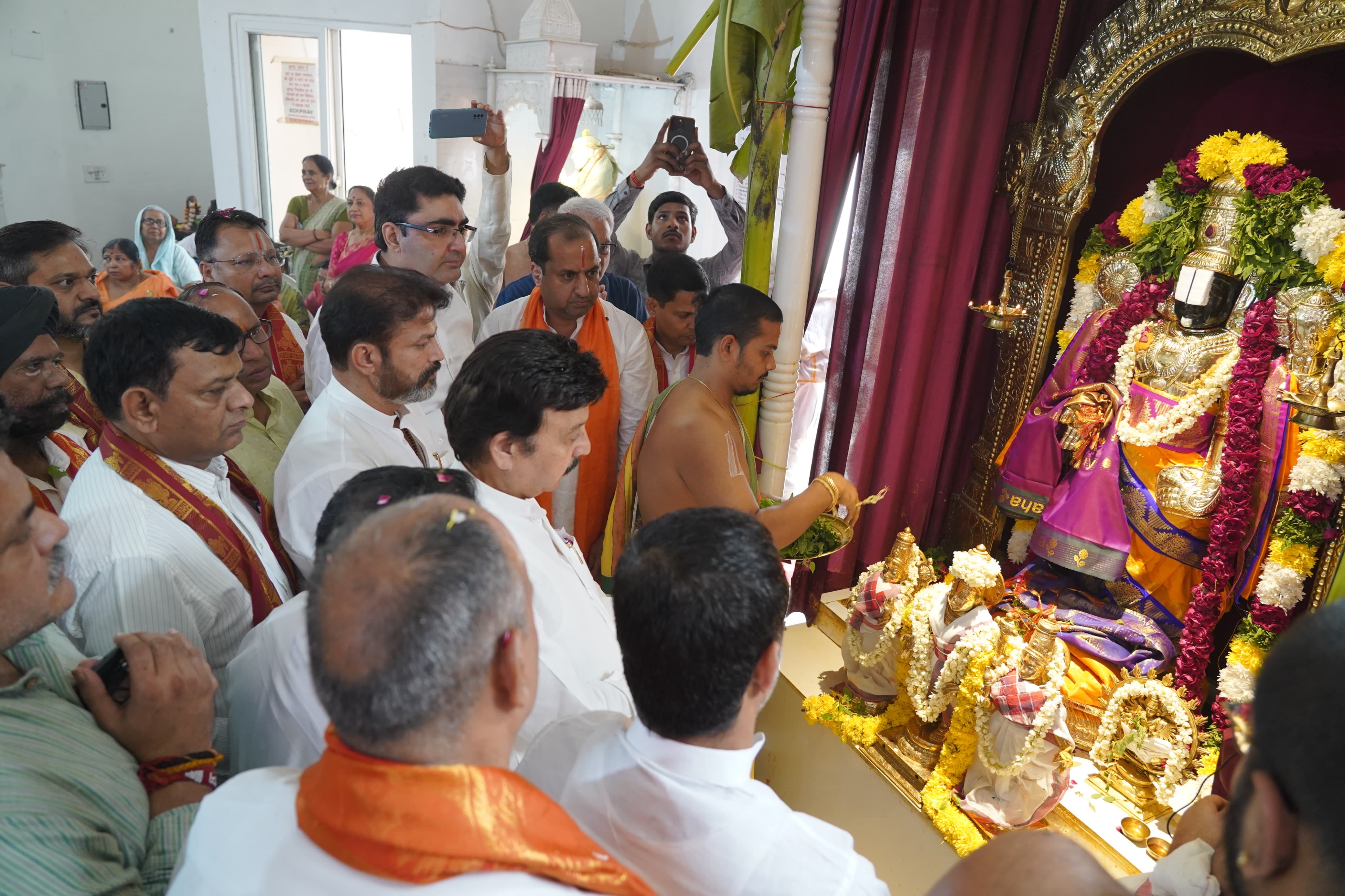 फोटो नंबर-05: गुरुग्राम के सेक्टर-51 स्थित शिव मंदिर में तिरूपति बालाजी विवाह उत्सव में पूजन करते मंत्री नरबीर सिंह। फोटो नंबर-05: गुरुग्राम के सेक्टर-51 स्थित शिव मंदिर में तिरूपति बालाजी विवाह उत्सव में पूजन करते मंत्री नरबीर सिंह।